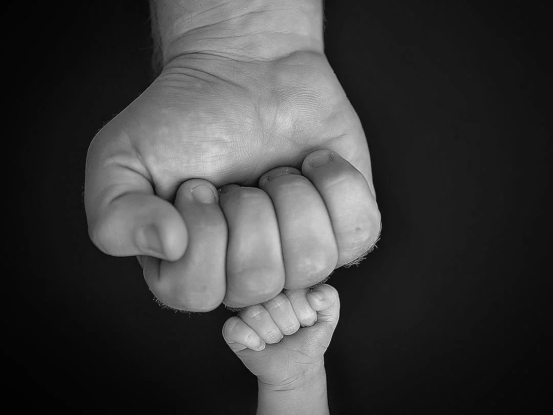 Detalhes delicados de um ensaio newborn